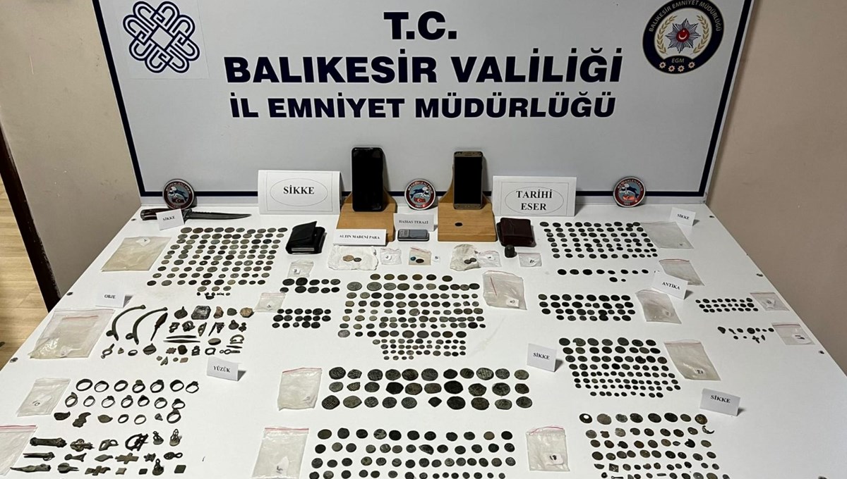 Balıkesir'de durdurulan araçta 720 parça tarihi eser ele geçirildi Balıkesir'de durdurulan araçta 720 parça tarihi eser ele geçirildi