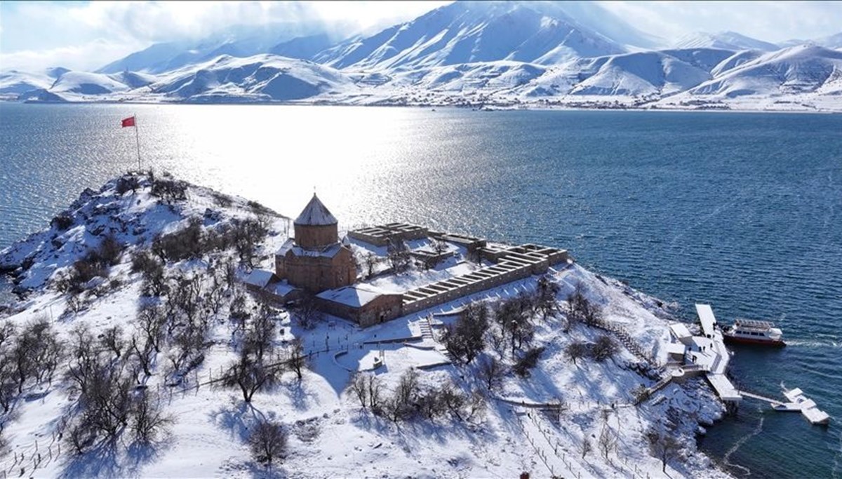 Akdamar Adası beyaza büründü