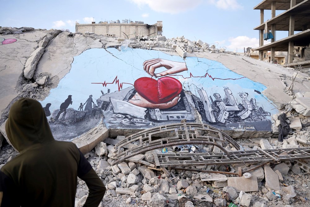Suriyeliler acılarını bu kez deprem enkazına resmetti - 3