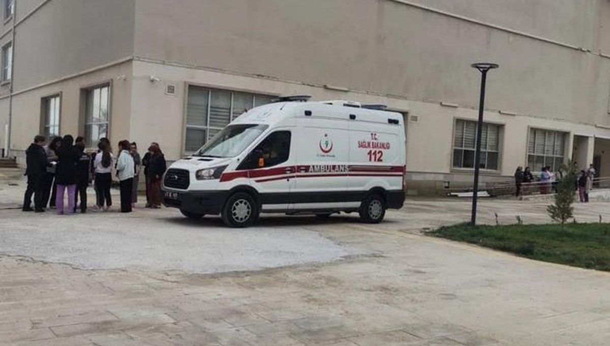 Yurttaki yemekten zehirlenen 90 öğrenci hastanelik oldu Yurttaki yemekten zehirlenen 90 öğrenci hastanelik oldu