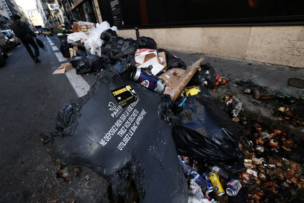 Paris sokaklarında binlerce ton çöp birikti: İşçiler grevi uzattı - 8