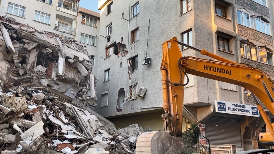 İstanbul’da yıkım sırasında zarar gören binadaki 5 daire boşaltıldı - 2