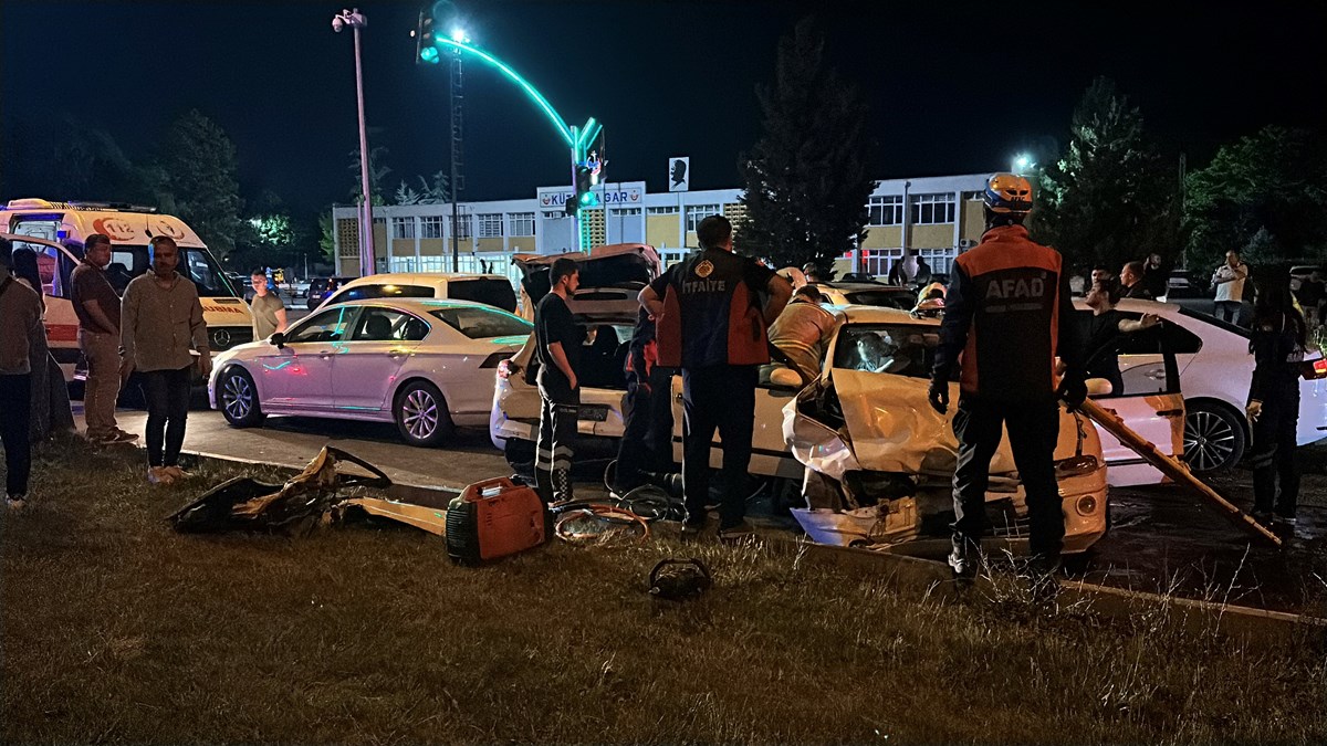 Kazada 2 kişi araç içerisinde sıkışarak ağır yaralandı.