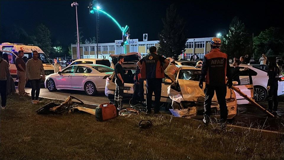 Kırmızı ışıkta zincirleme kaza: 2’si ağır 6 yaralı - 1