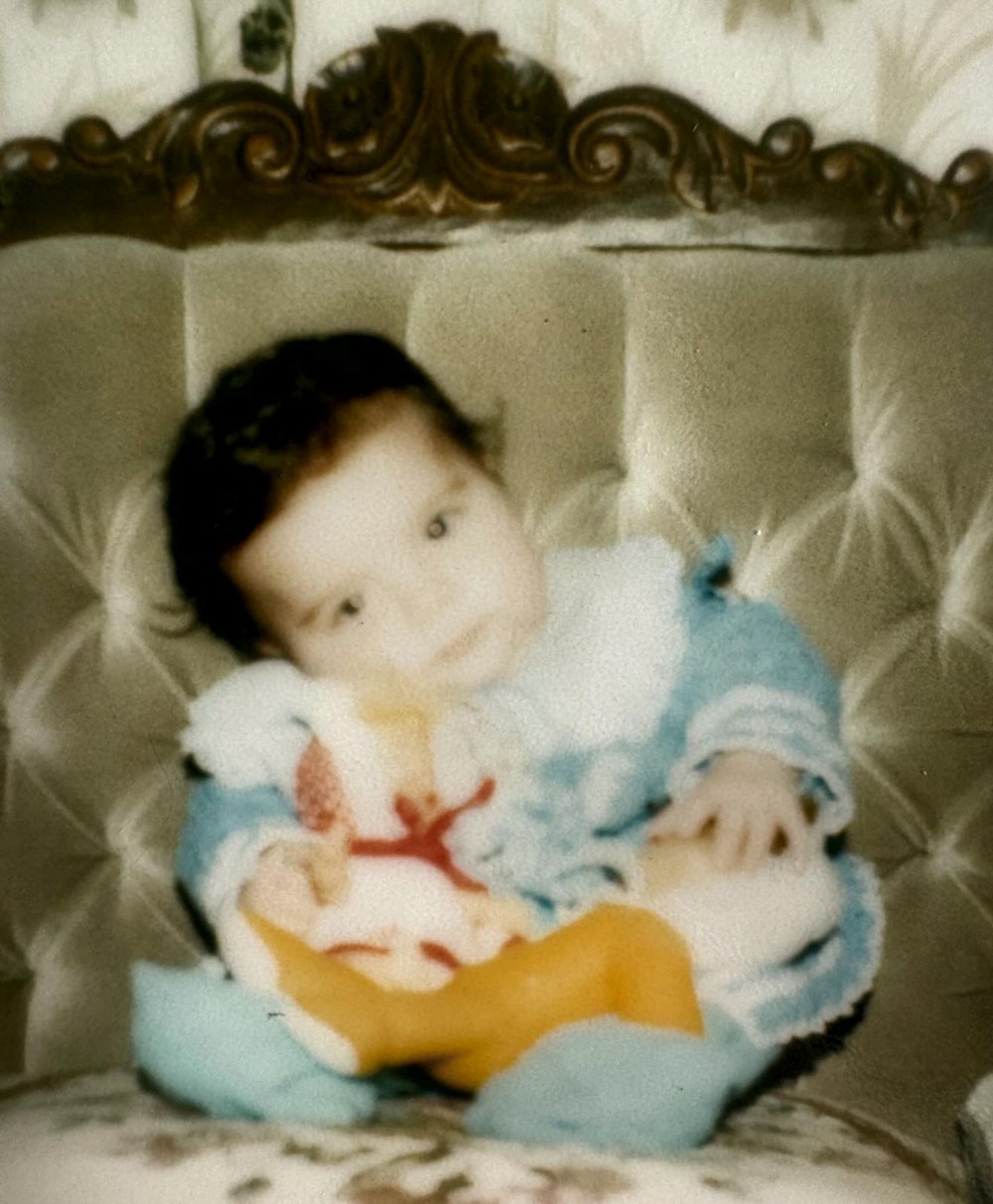 Su Burcu Yazgı Coşkun'dan nostaljik kare (Ünlülerin çocukluk ve gençlik halleri) - 171