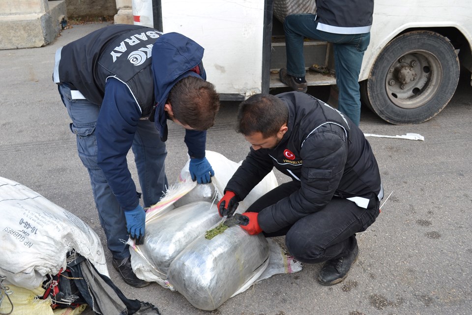Polisten kaçan midibüste 220 kilogram esrar ele geçirildi - 2