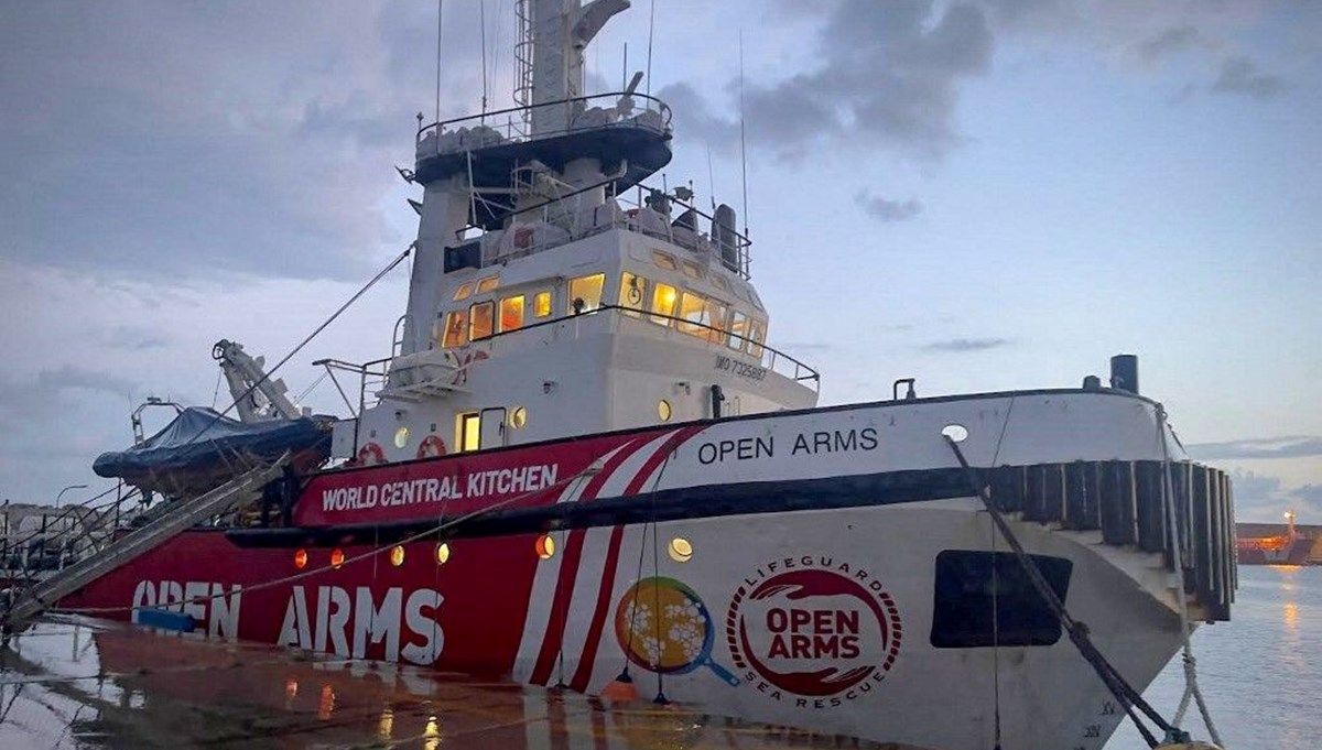 Gazze'ye ilk denizden yardım: Gemi hala Kıbrıs'tan yola çıkmadı Gazze'ye ilk denizden yardım: Gemi hala Kıbrıs'tan yola çıkmadı