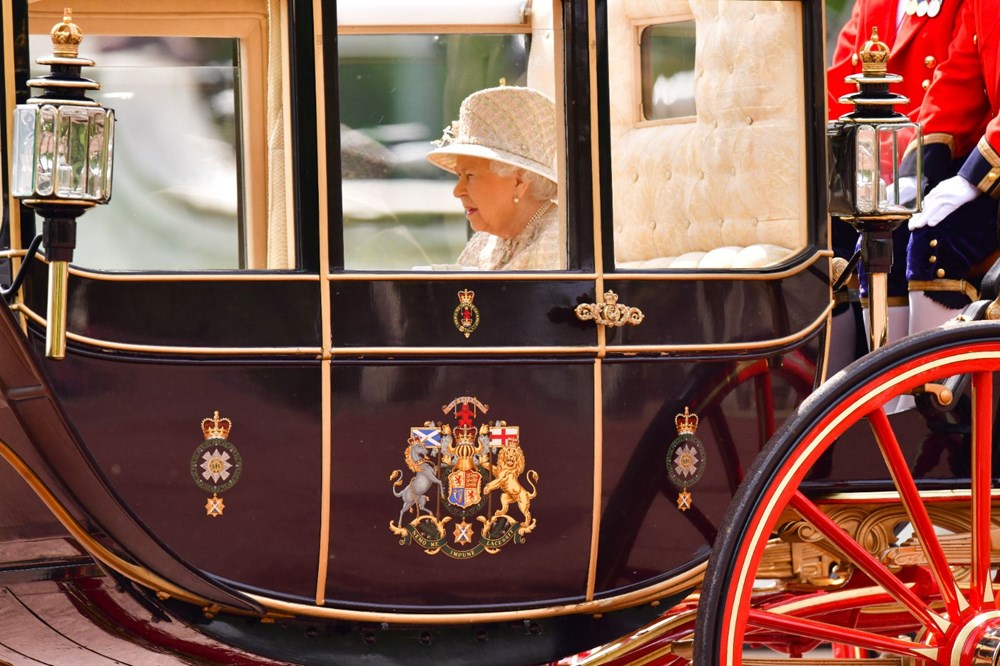Kraliçe 2. Elizabeth için resmi geçit (Trooping The Colour) sadece 20 dakika sürecek (94. doğum günü) - 2
