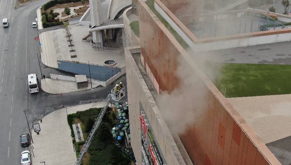 Maltepe'de AVM'de çıkan yangın paniğe neden oldu Maltepe'de AVM'de çıkan yangın paniğe neden oldu