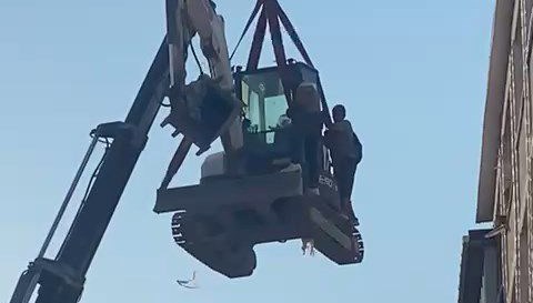 Avcılar'da çatıdan vinçle indiler