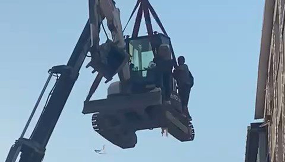 Avcılar'da çatıdan vinçle indiler Avcılar'da çatıdan vinçle indiler
