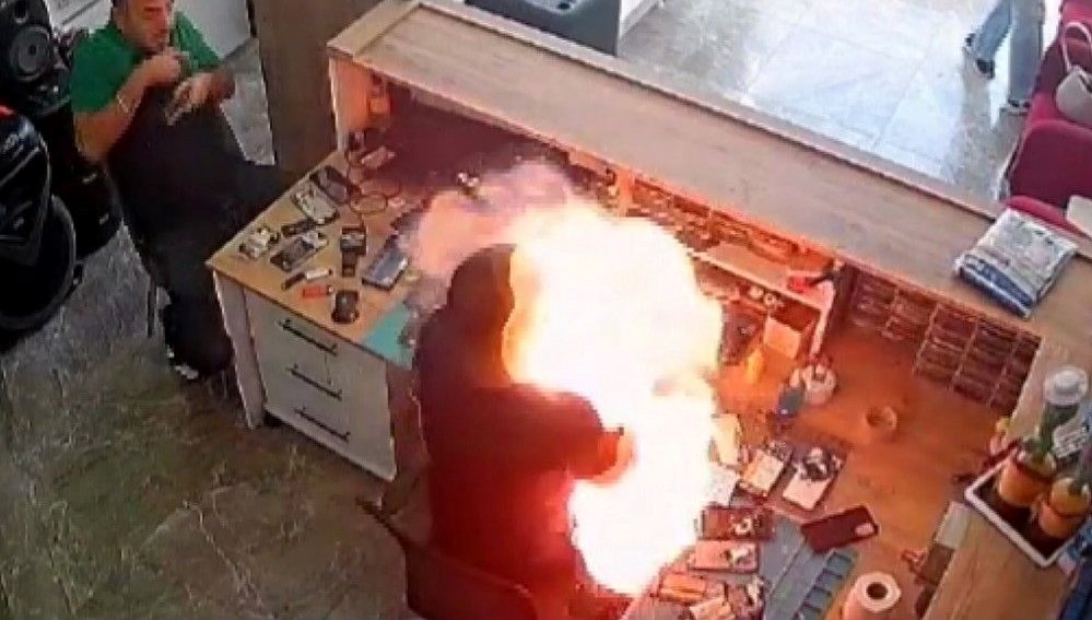 Telefon bataryası bomba gibi patladı