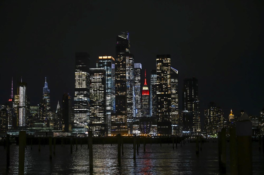 Empire State binası depremzedeler için kırmızı beyaz renklerle ışıklandırıldı - 4