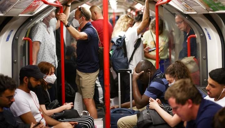 Londra'da yolcular metroda mahsur kaldı