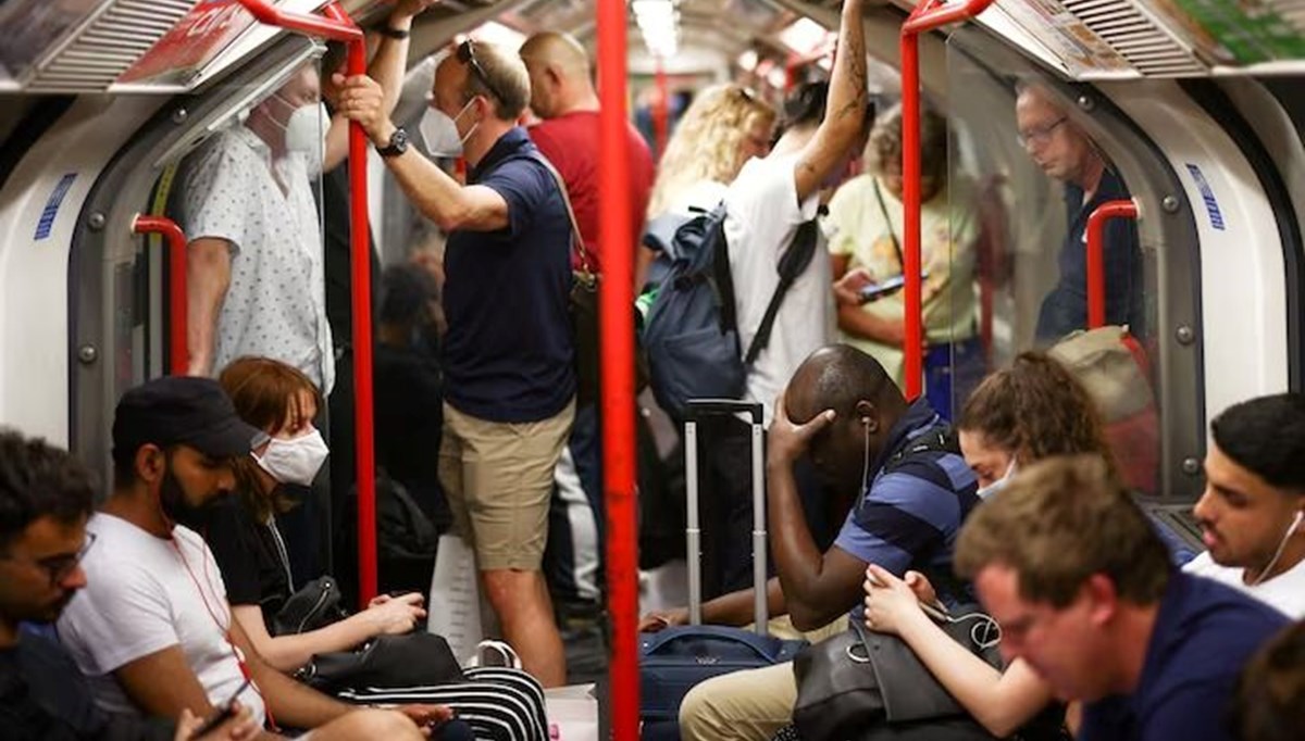 Londra'da yolcular metroda mahsur kaldı Londra'da yolcular metroda mahsur kaldı