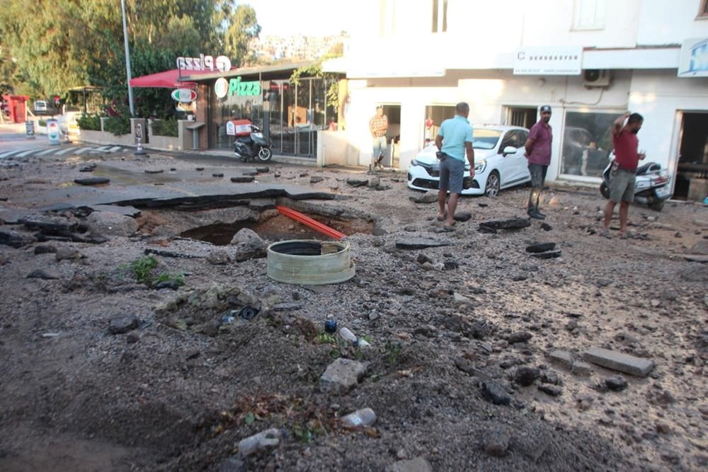 Bodrum’da isale hattı patladı (İş yerlerini su bastı,
araçlar zarar gördü) - 1
