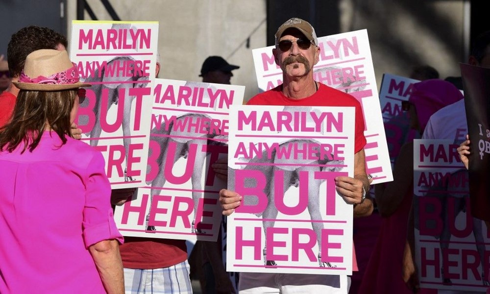 Tüm protestolara rağmen devasa ve cinsiyetçi Marilyn Monroe heykeli dikildi - 3