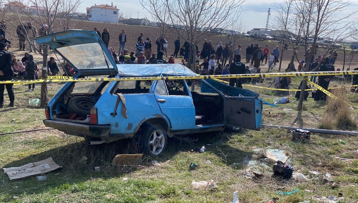 Otomobil otobüs durağına girdi: 4 ölü, 5 yaralı Otomobil otobüs durağına girdi: 4 ölü, 5 yaralı