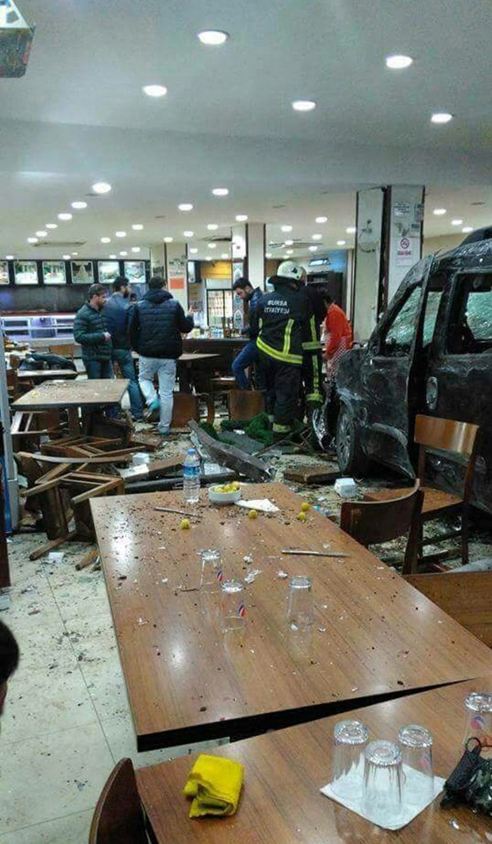 Bursa'da araç restorana girdi: 11 yaralı - 1