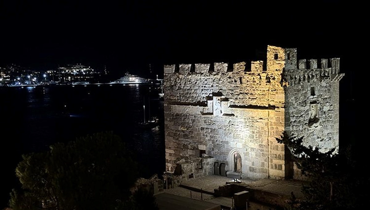 Bodrum Kalesi gece gezmek isteyenlere keyifli ortam sunuyor Bodrum Kalesi gece gezmek isteyenlere keyifli ortam sunuyor