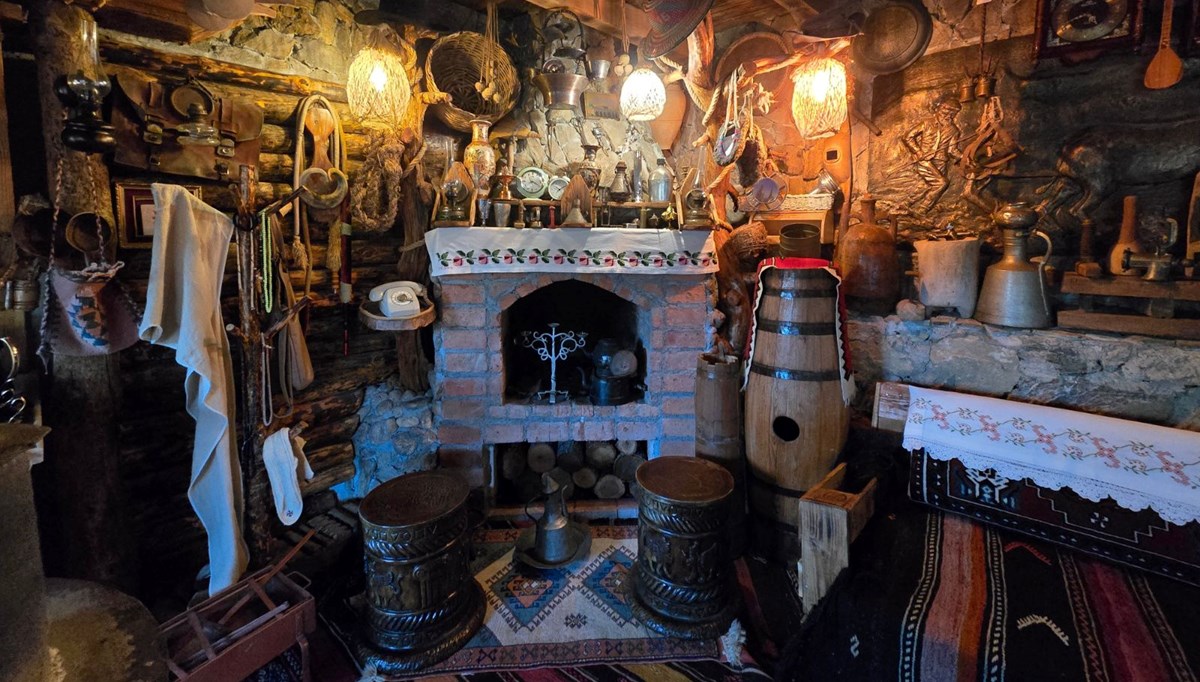 10 parça ile başladı,  2 bin 500 parçayı evinde sergiliyor