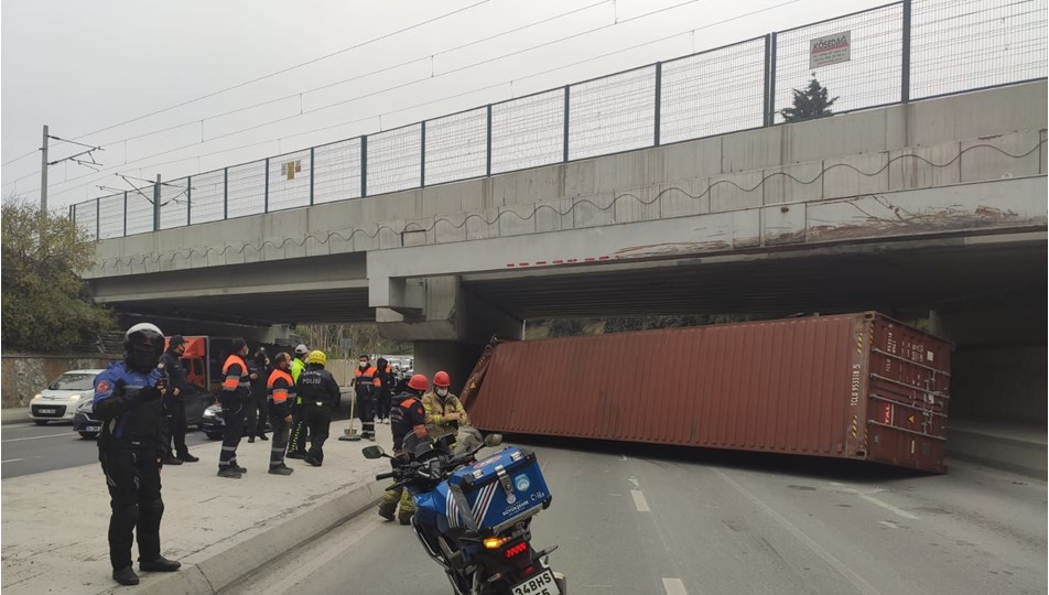 İstanbul'da TIR üst geçide çarptı