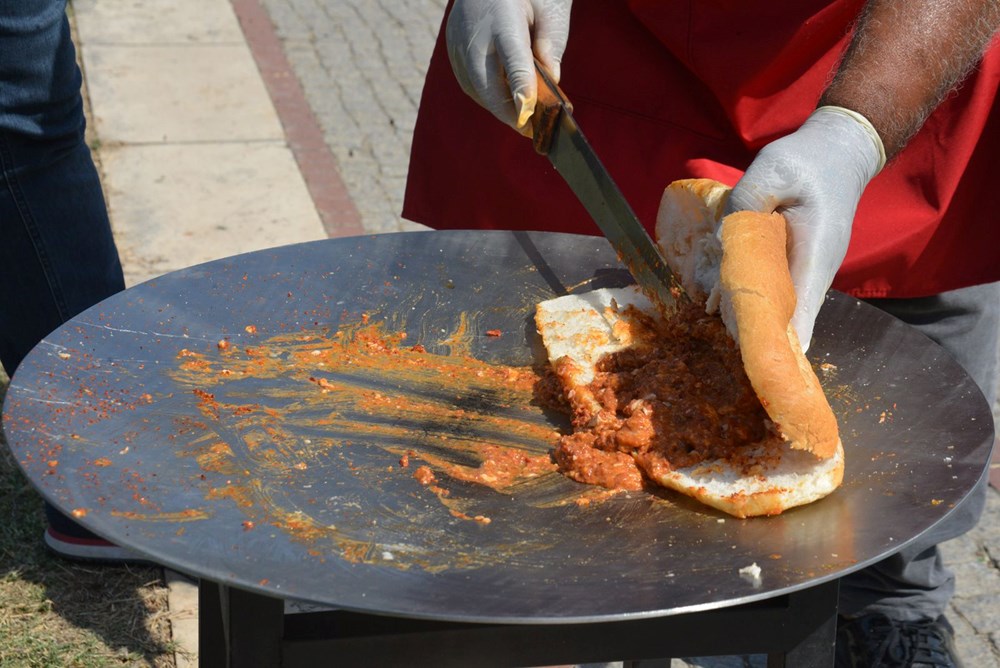 Adana'da 50 dereceyi aşan sıcaklıkta güneşte tost pişirdiler - 7