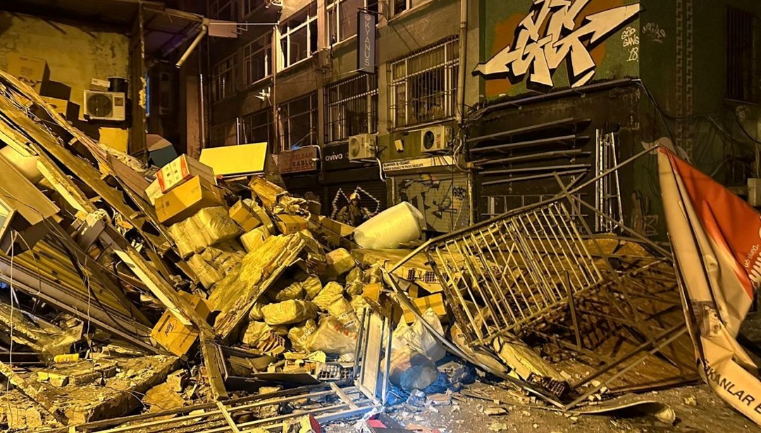 Patlama sesi duyuldu: Beyoğlu'nda bina çöktü