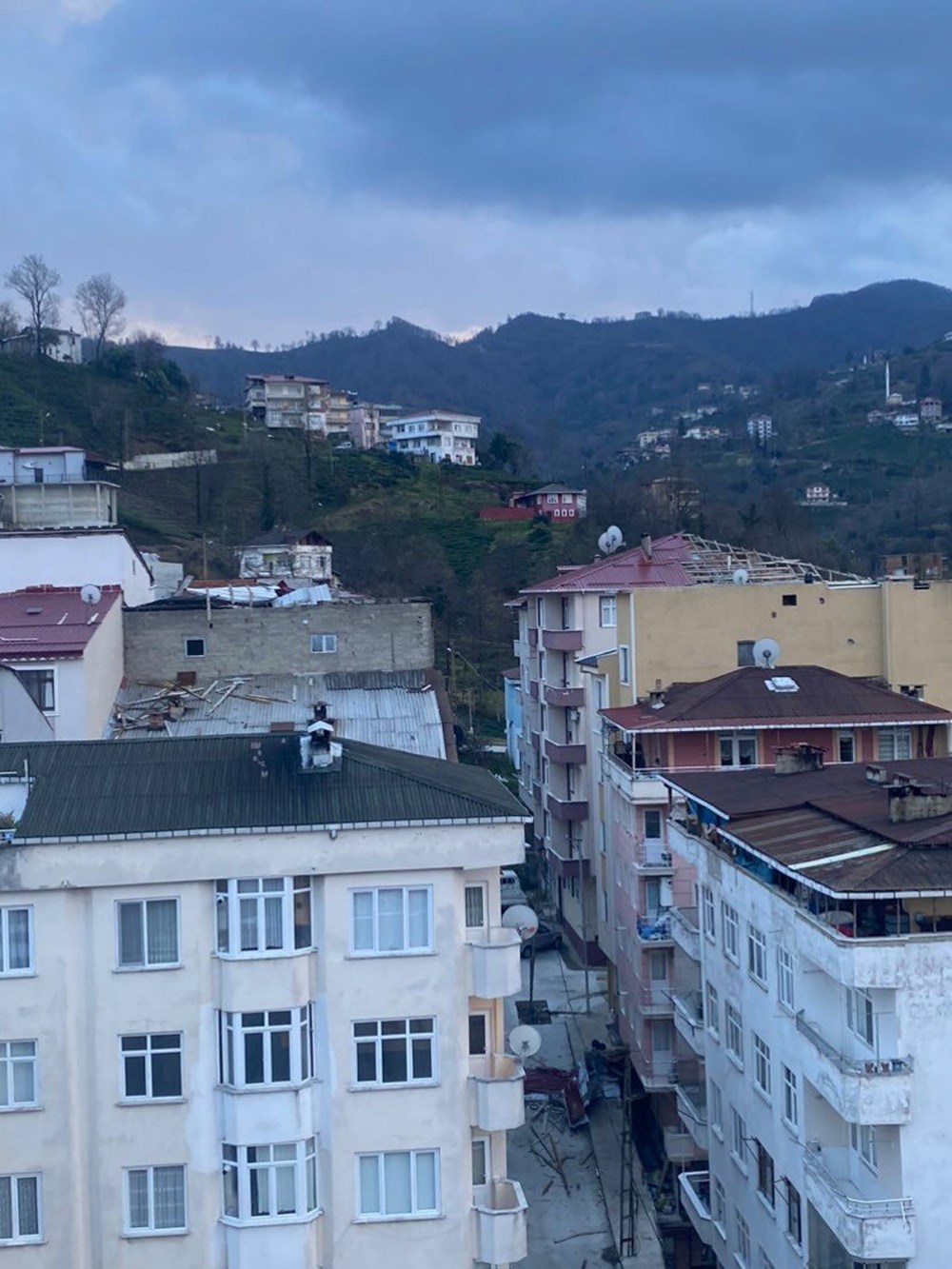 Rize'de fırtına: Çatılar uçtu, otoyol kısmen trafiğe kapandı - 5