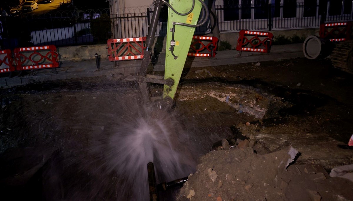 Şişli'de İSKİ'nin çalışması sırasında su borusu patladı