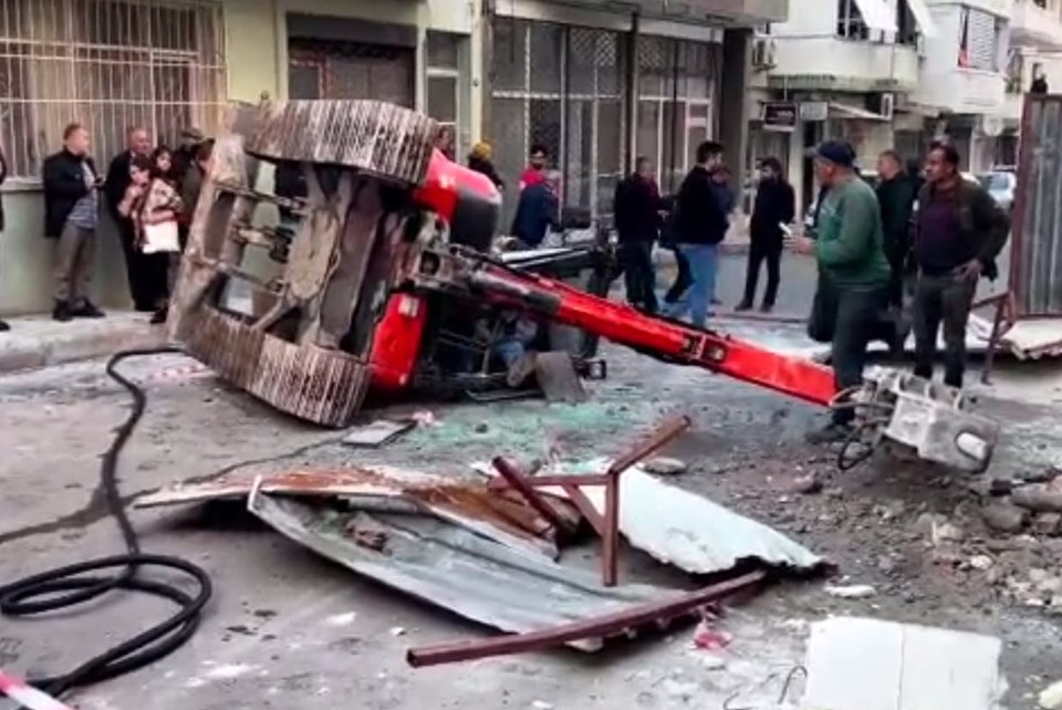 Yıkım yaptığı iş makinesiyle 3'üncü kattan sokağın ortasına düştü - 3