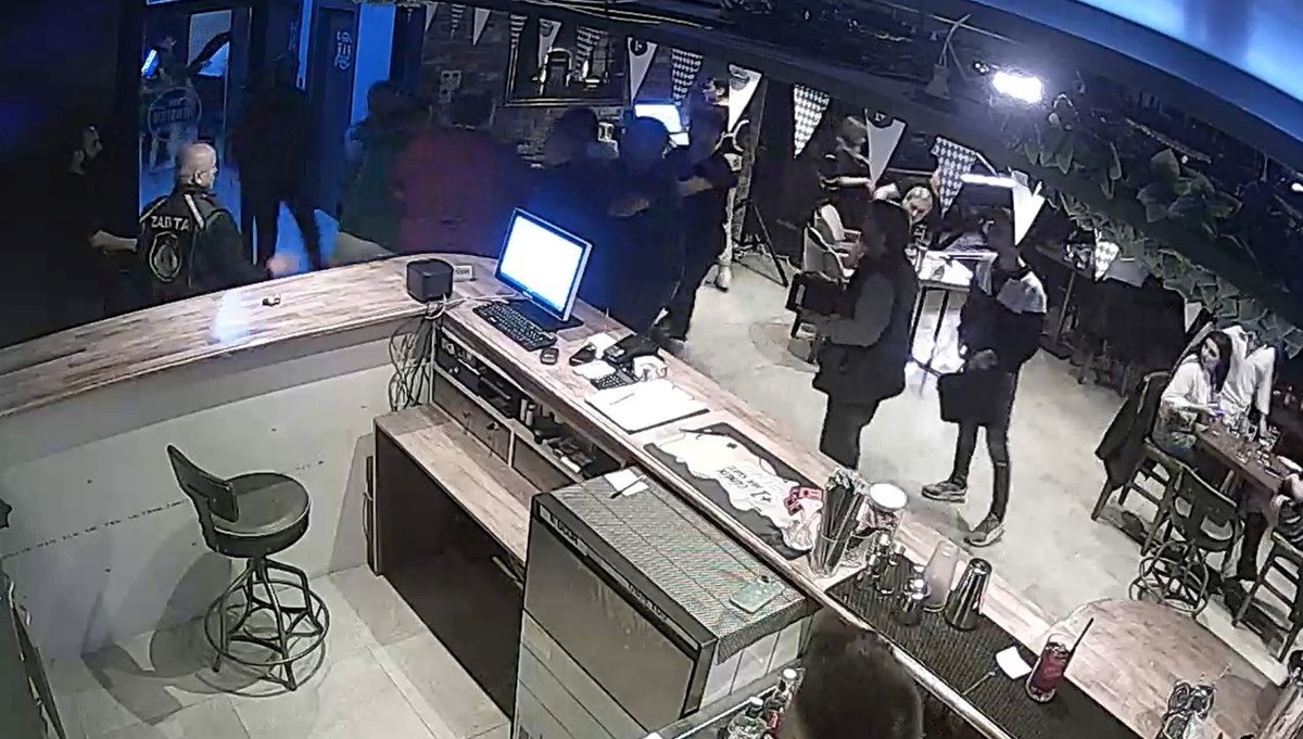 Nazilli'de sigara denetimi kavgası: Polis ve gazeteciye dayak kamerada Nazilli'de sigara denetimi kavgası: Polis ve gazeteciye dayak kamerada
