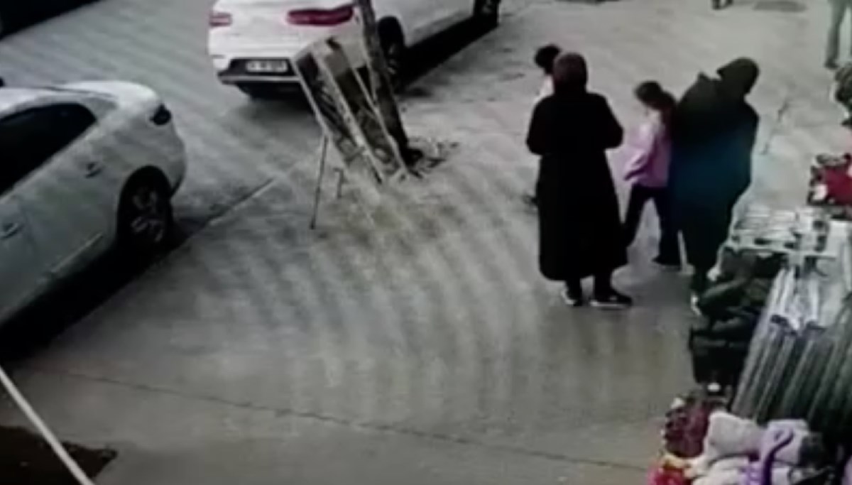 Başakşehir'de ilginç hırsızlık: Anneleri başında bekledi, çocuklar çaldı Başakşehir'de ilginç hırsızlık: Anneleri başında bekledi, çocuklar çaldı