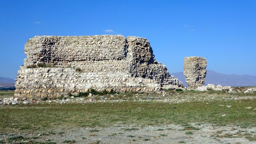 Van Gölü’nde sular çekilince tarihi Erciş Kalesi ortaya çıktı - 1