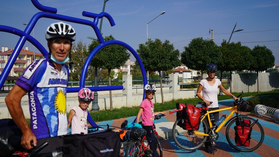 Lozan'dan Türkiye'ye bisikletle geldiler - 1