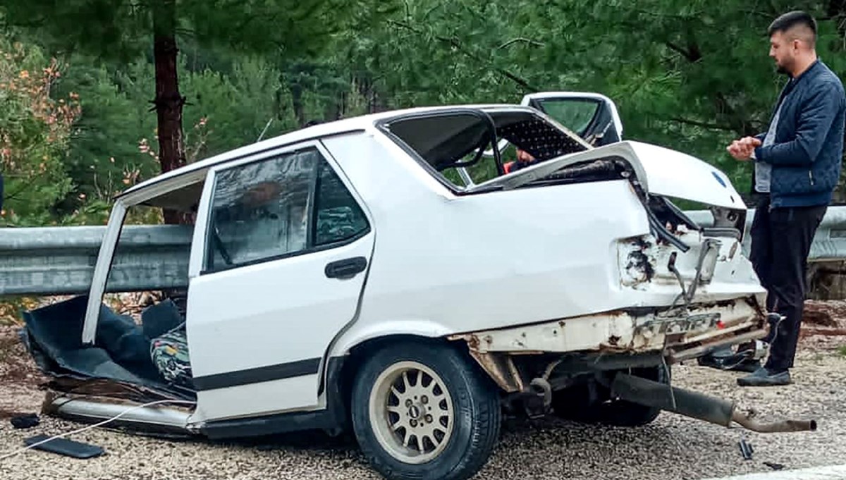 TIR ile çarpışan Tofaş ikiye ayrıldı: 1'i ağır 2 yaralı