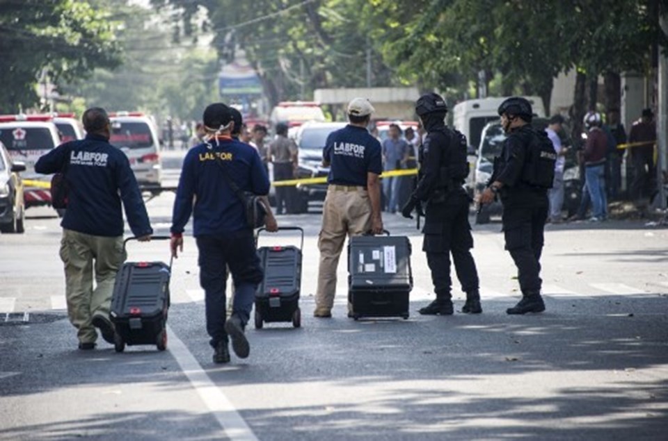 Endonezya'da 3 kiliseye saldırı: 9 ölü - 1
