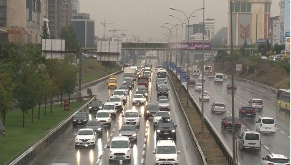 İstanbul'da yağmur trafiği vurdu