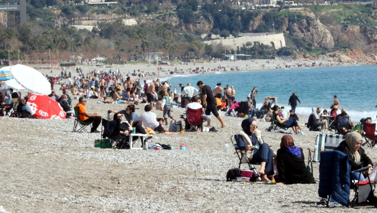 Antalya'da yazdan kalma hava! Sahillere akın ettiler, denize girdiler Antalya'da yazdan kalma hava! Sahillere akın ettiler, denize girdiler