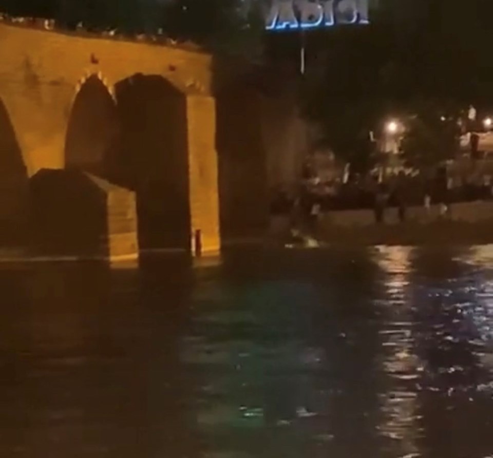 Diyarbakır'da nehre düşen genç kurtarıldı - 1