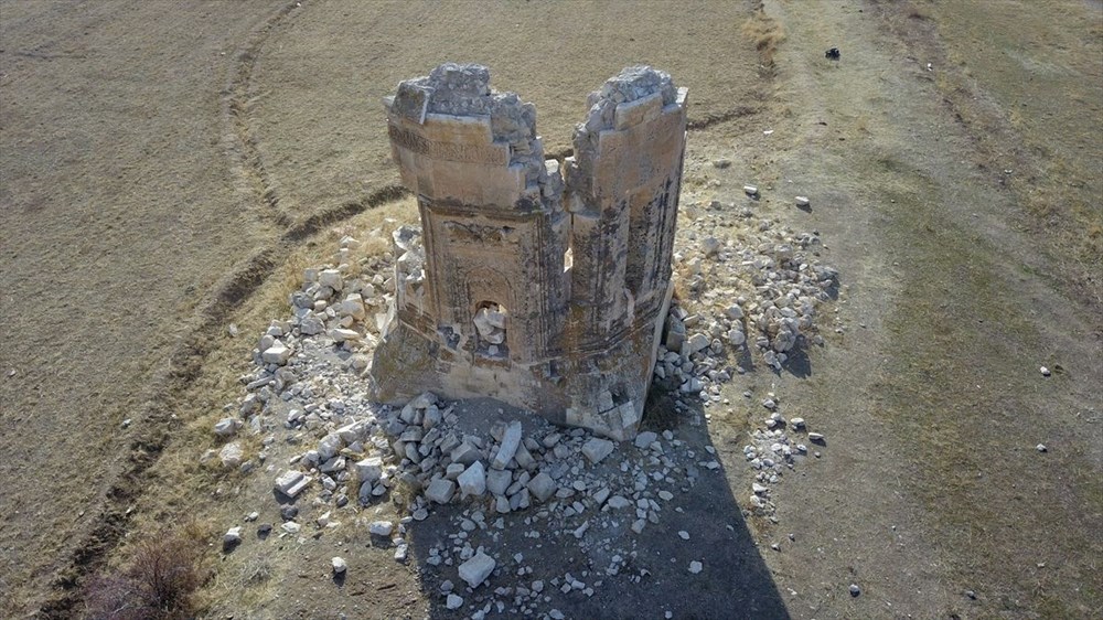 Depremde hasar gören 600 yıllık kümbet restore edilecek - 7