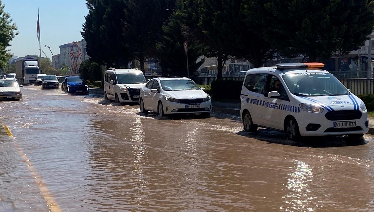 Ana su hattı patladı: Sokaklar dereye döndü Ana su hattı patladı: Sokaklar dereye döndü