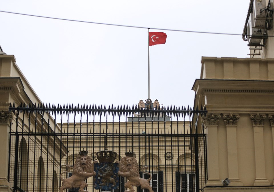 Hollanda'nın İstanbul'daki Başkonsolosluk binasına Türk bayrağı - 1