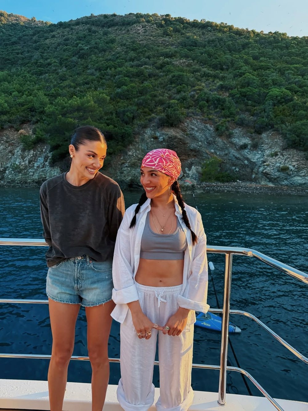 Hande Erçel tekne pozlarıyla beğeni topladı - 3