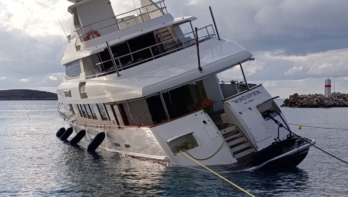 Datça'da kayalığa çarpan motor yat hasar aldı Datça'da kayalığa çarpan motor yat hasar aldı