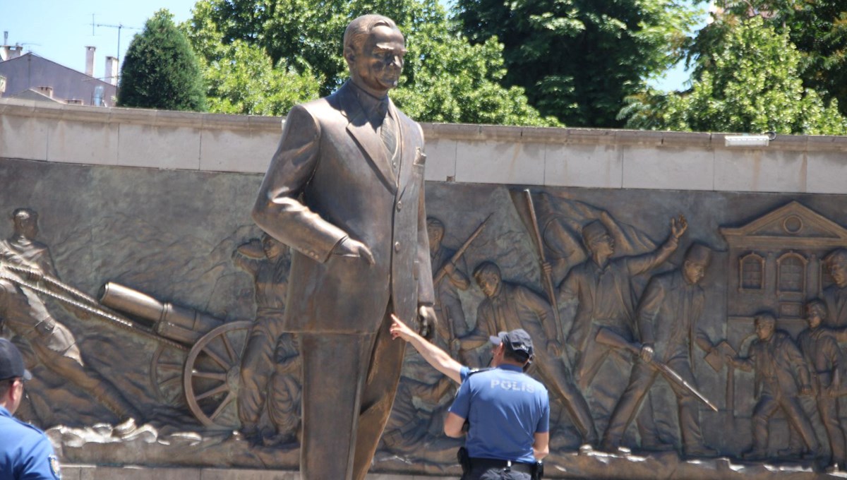 Kayseri'de Atatürk Anıtı'na saldıran iki kişiye hapis cezası Kayseri'de Atatürk Anıtı'na saldıran iki kişiye hapis cezası