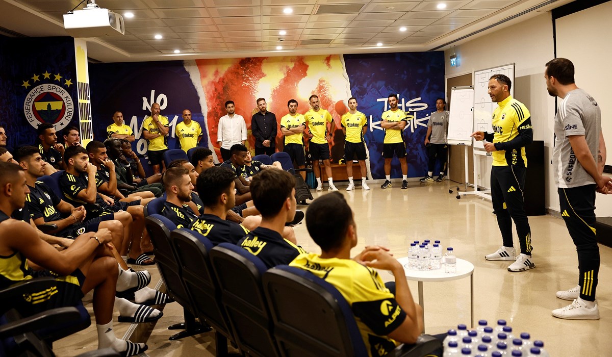 Fenerbahçe Teknik Direktörü Domenico Tedesco, takımla tanışma toplantısı gerçekleştirdi.