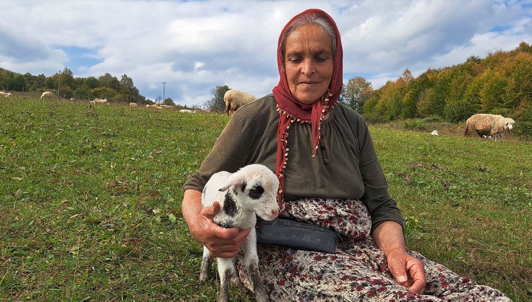 2 yıl önce eşini kaybetti: Oğluyla birlikte çobanlık yapmaya başladı