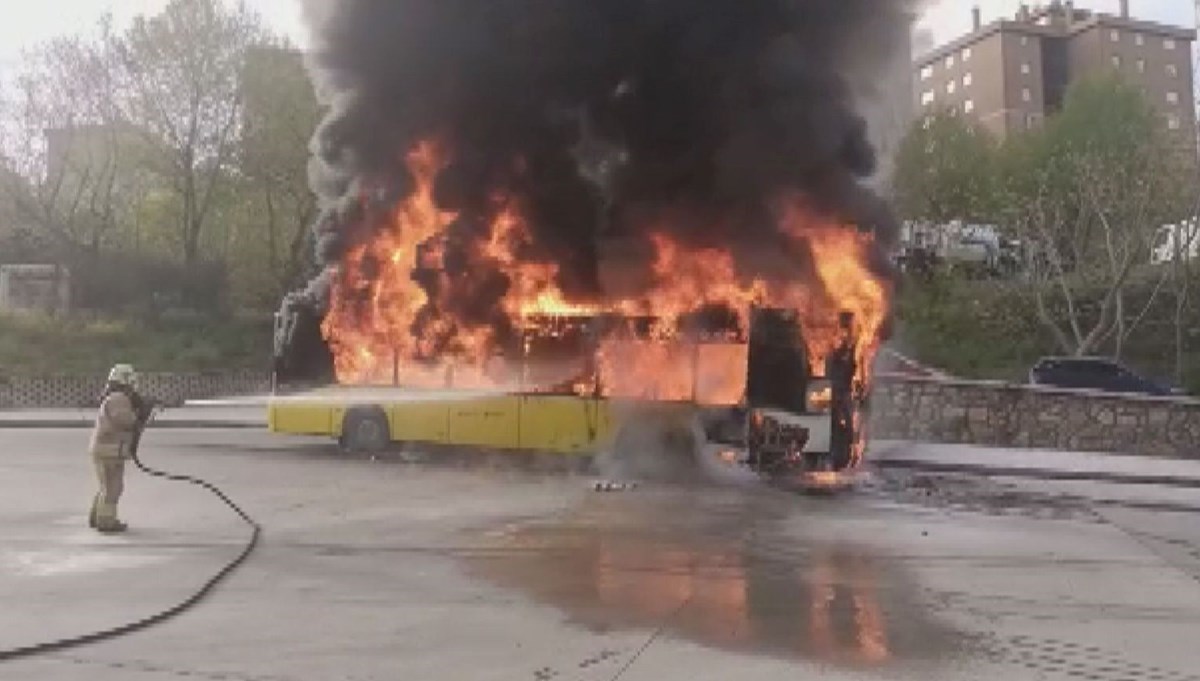 Kartal'da park halindeki İETT otobüsü yandı Kartal'da park halindeki İETT otobüsü yandı