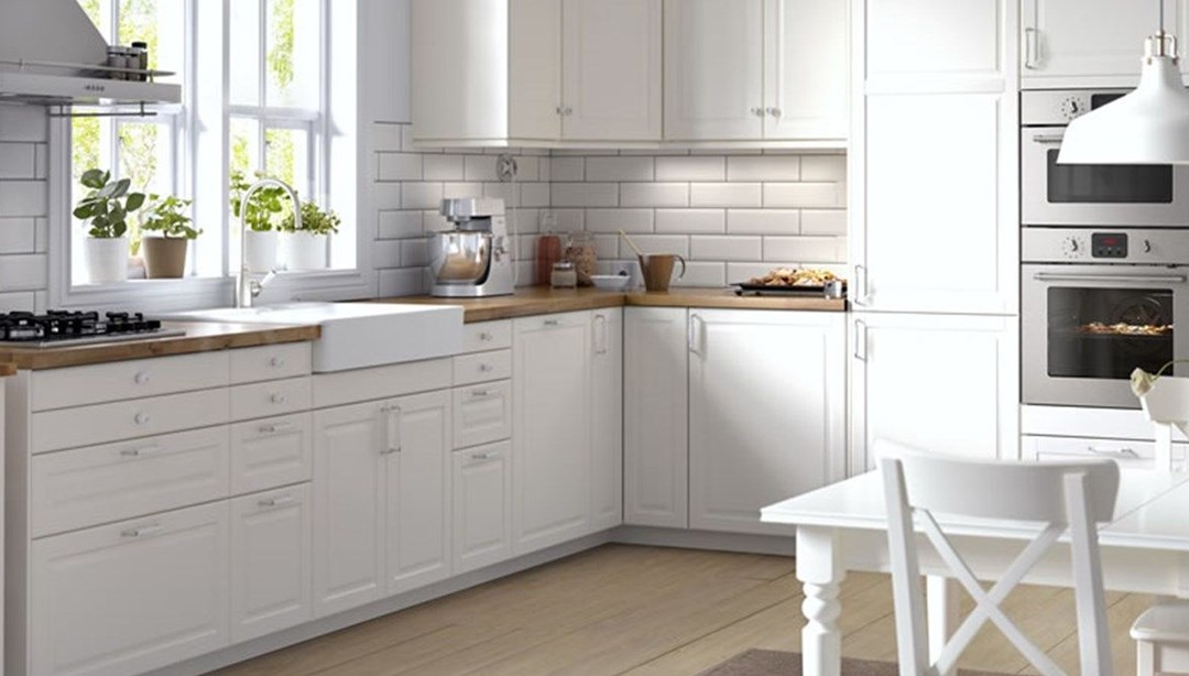 Будбин белый кухня икеа в интерьере. Кухня будбин икеа в интерьере. Икеа будбин белый. Кухня икеа сэведаль белая. Фасад будбин белый.